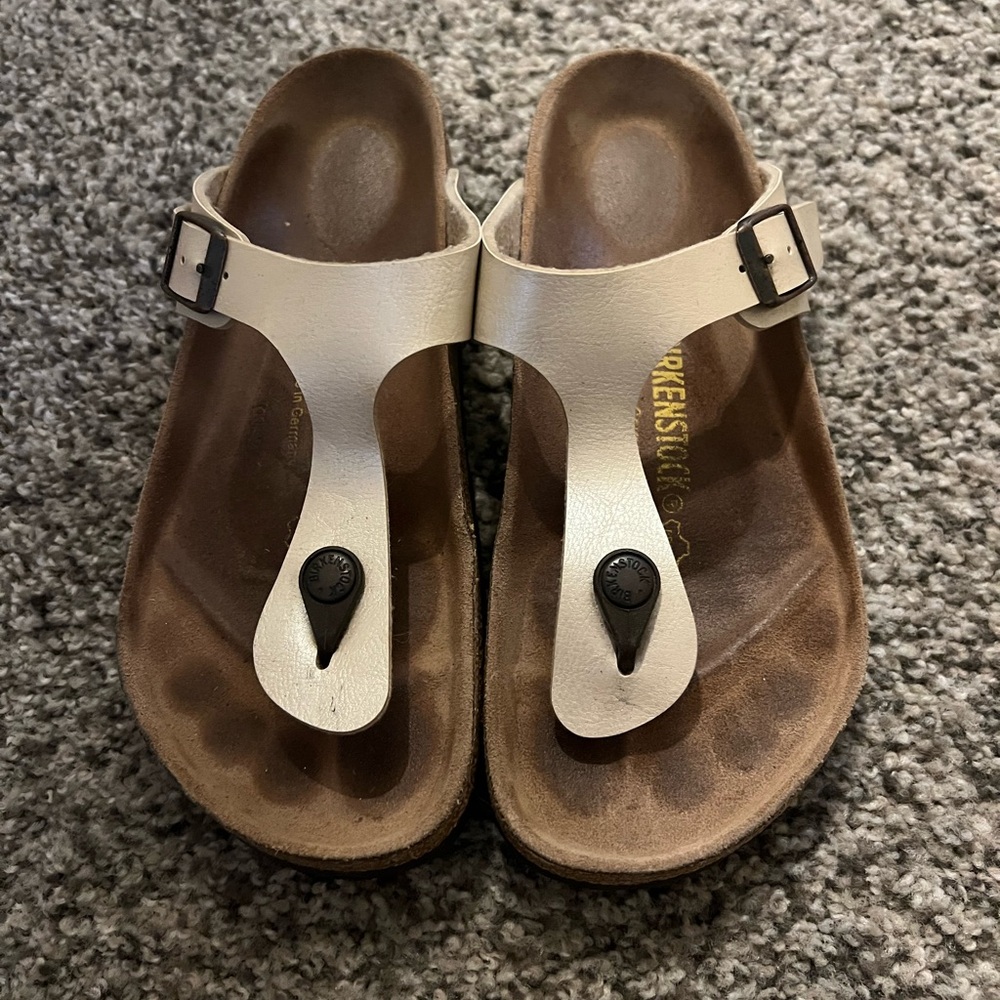 Final Sale!! Birkenstock Shimmery Cream Gizeh Sandals—great condition!